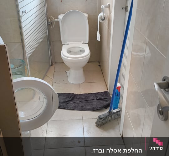שירותים עם מטאטא ומגב